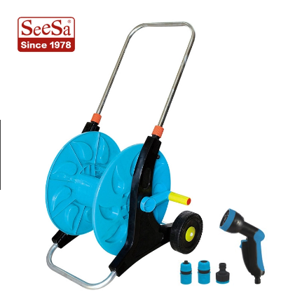 Comment l'enrouleur de tuyau est-il installé